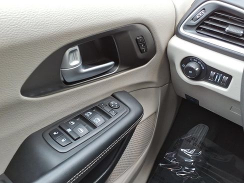 Used 2024 Chrysler Pacifica Touring-L FWD image 24