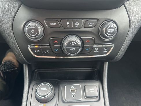 Used 2021 Jeep Cherokee Limited image 23