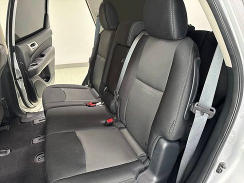 Used 2020 Nissan Pathfinder S FWD image 2