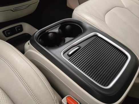 Used 2021 Chrysler Pacifica Touring-L FWD image 26