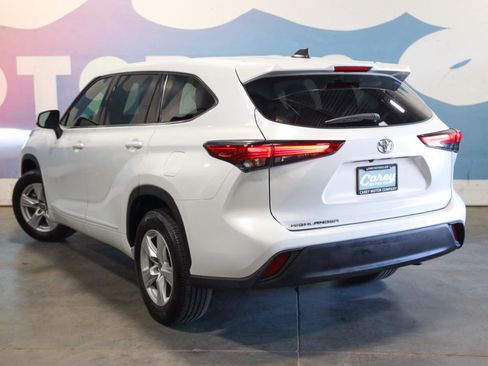 Used 2022 Toyota Highlander L image 2