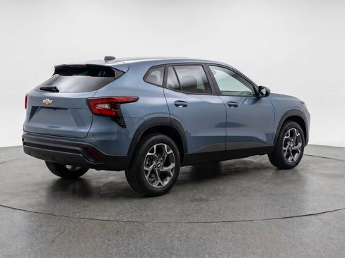 Used 2025 Chevrolet Trax LT FWD image 9
