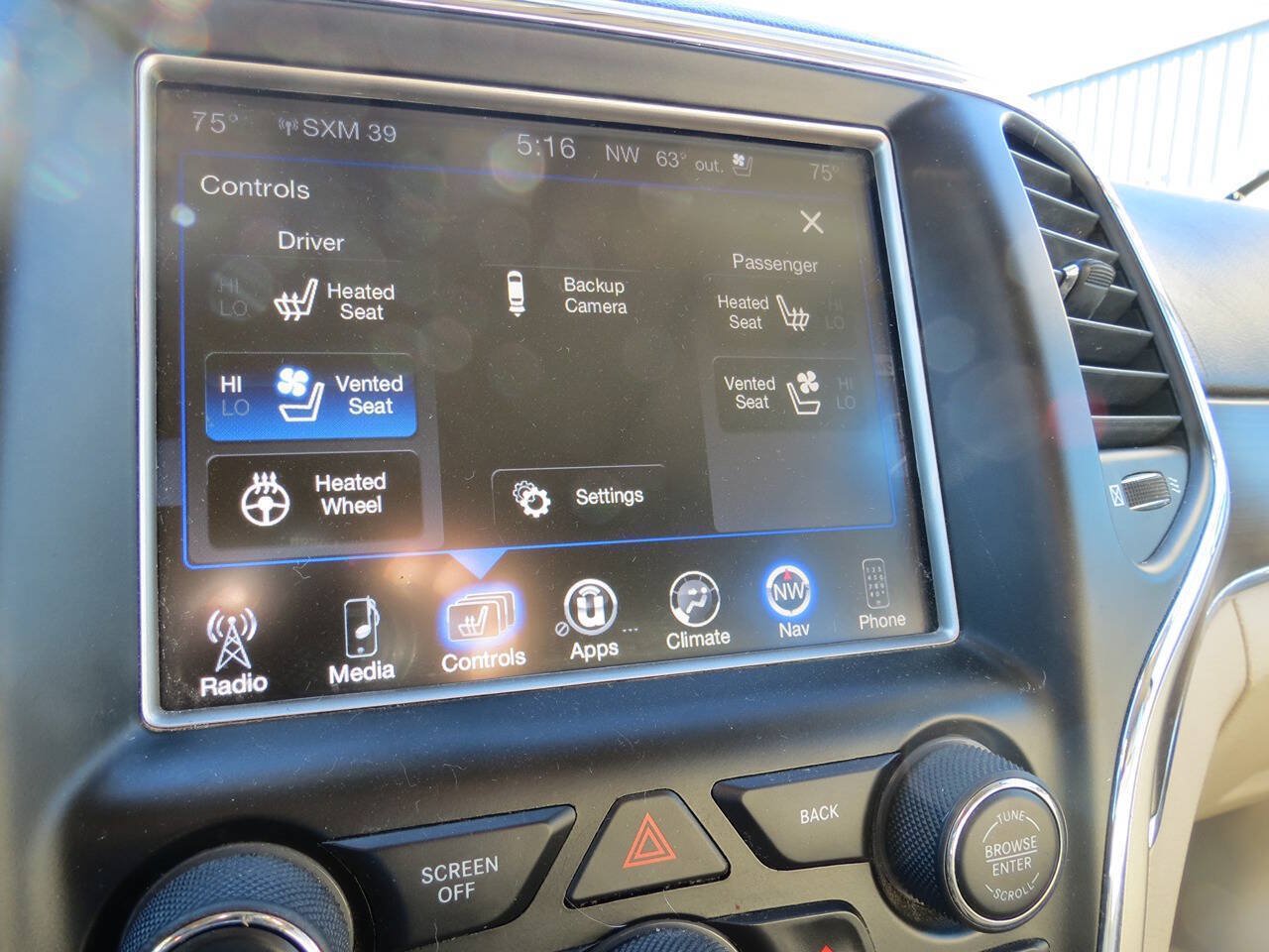 Used 2017 Jeep Grand Cherokee Overland AWD/4WD image 17