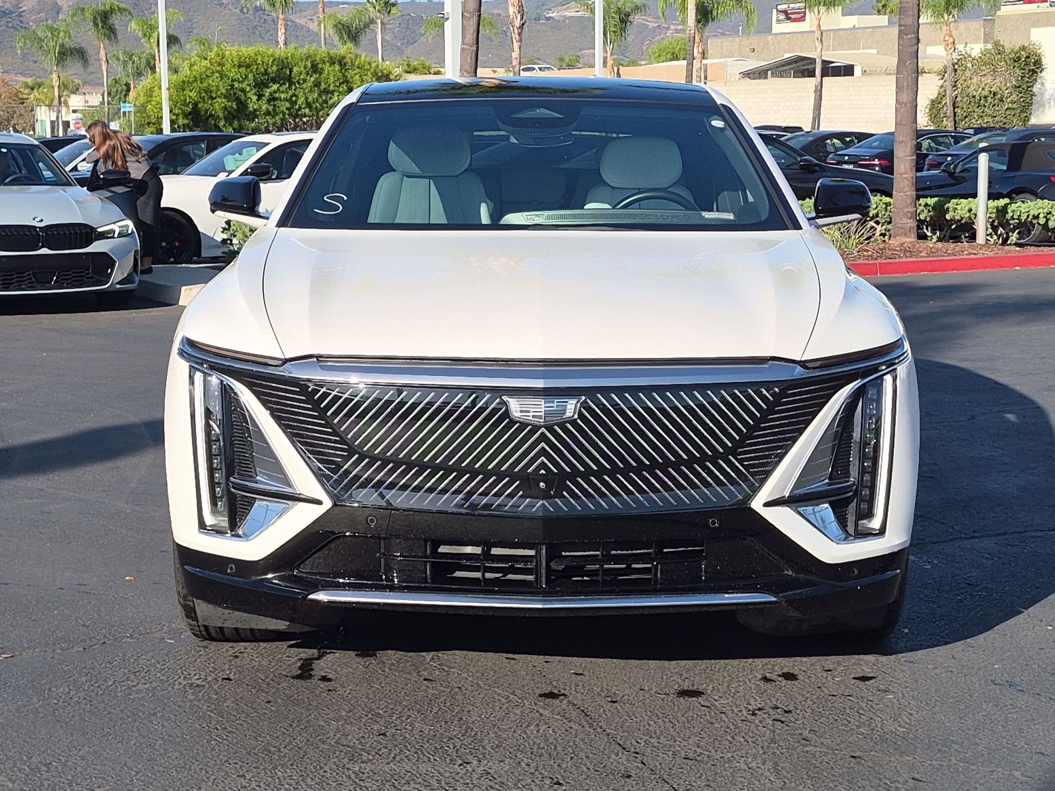 Used 2024 Cadillac Lyriq Luxury RWD image 3