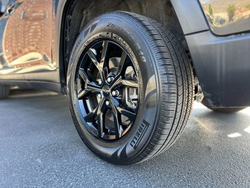 Used 2023 Jeep Grand Cherokee L Limited AWD/4WD image 32