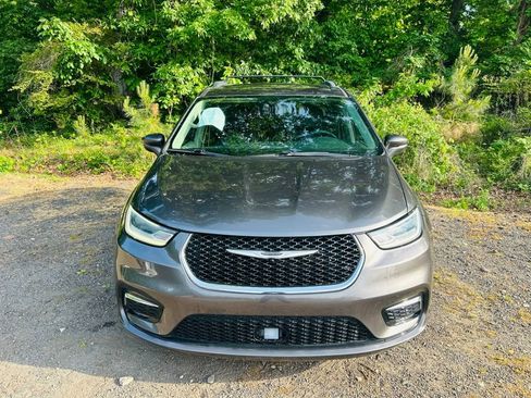 Used 2022 Chrysler Pacifica Touring-L FWD image 9