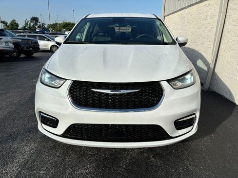 Used 2023 Chrysler Pacifica Touring-L FWD image 11