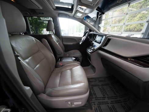 Used 2017 Toyota Sienna XLE Premium FWD image 28
