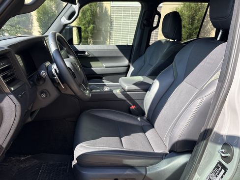 Used 2024 Lexus GX 550 AWD/4WD image 16