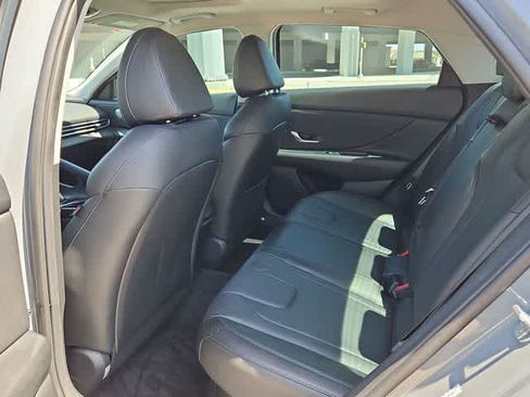 Used 2022 Hyundai Elantra Limited FWD image 17
