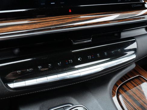 Used 2022 Cadillac Escalade Luxury AWD/4WD image 39
