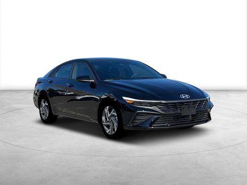 New 2025 Hyundai Elantra SEL image 11
