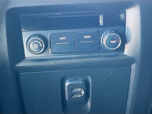 Used 2021 Chevrolet Traverse LT image 23