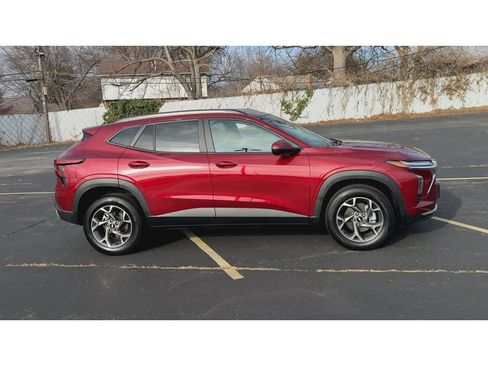 Certified 2025 Chevrolet Trax LT image 2