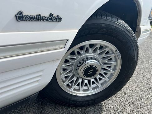 Used 1997 Lincoln Town Car Executive image 8