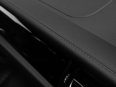 Used 2025 Porsche Macan image 24