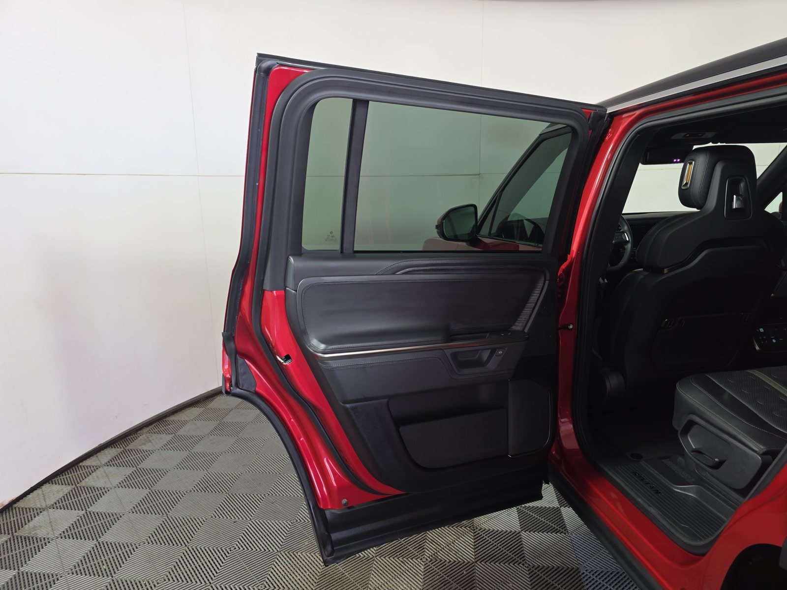 Used 2025 Rivian R1S Adventure Dual AWD/4WD image 17