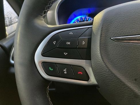 Used 2025 Chrysler Pacifica Select image 15