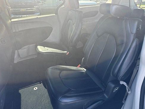 Used 2023 Chrysler Pacifica Touring-L FWD image 37