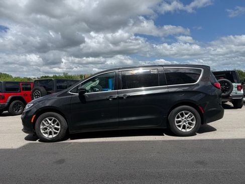 Used 2023 Chrysler Pacifica Touring-L FWD image 6