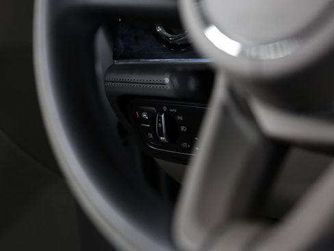 Used 2022 Bentley Bentayga image 34