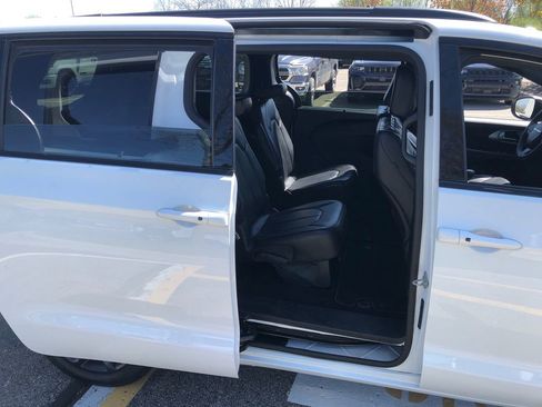 Used 2023 Chrysler Pacifica Touring-L w/ S Appearance Package FWD image 26