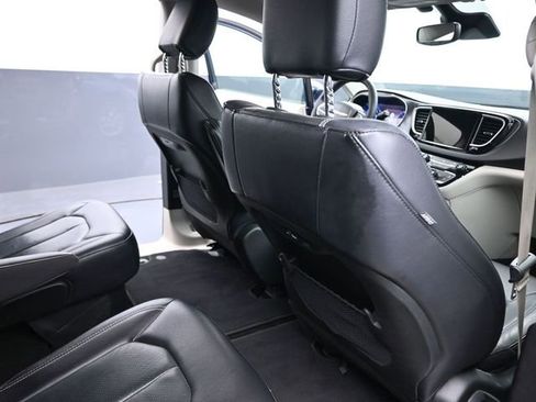 Used 2022 Chrysler Pacifica Touring-L image 27