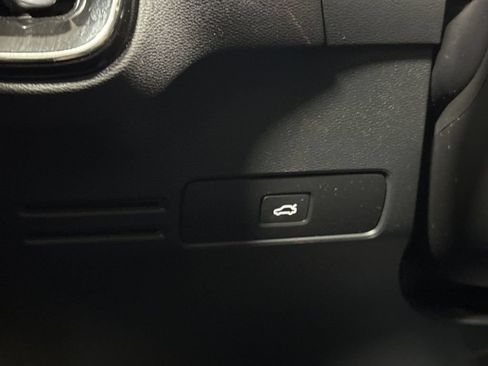 Used 2023 Volvo XC40 B5 Plus AWD/4WD image 19