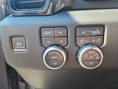 Used 2024 GMC Sierra 2500 AT4 w/ AT4 Premium Plus Package AWD/4WD image 17