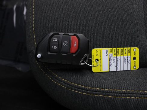 Used 2025 Jeep Wrangler Unlimited Sahara AWD/4WD image 7
