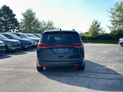Used 2025 Chrysler Pacifica Limited FWD image 6