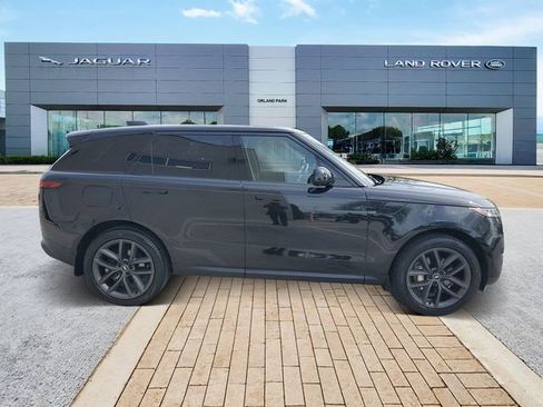 Used 2024 Land Rover Range Rover Sport SE AWD/4WD image 3