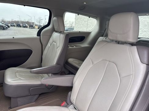 Used 2017 Chrysler Pacifica Touring-L Plus w/ Advanced Safetytec Group image 10