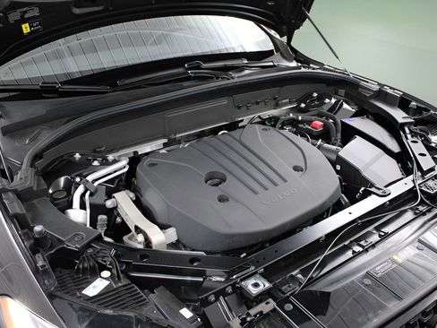 Used 2025 Volvo XC60 B5 Plus AWD/4WD image 35