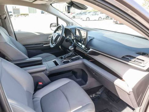 Used 2022 Toyota Sienna XLE w/ XLE Plus Package image 15