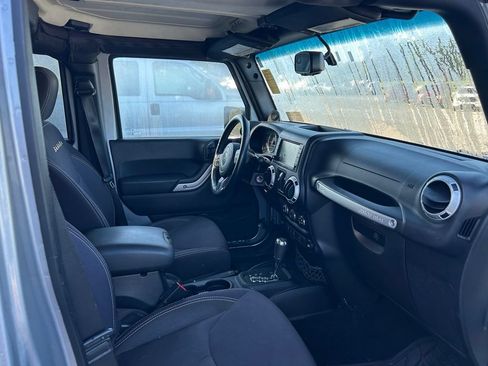 Used 2014 Jeep Wrangler Unlimited Sahara w/ Connectivity Group AWD/4WD image 11
