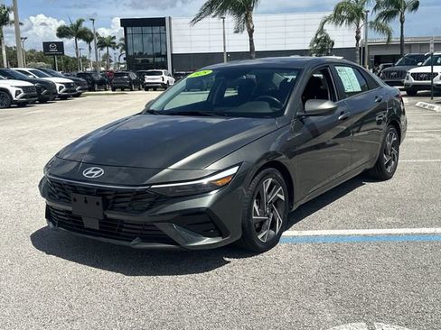 Certified 2025 Hyundai Elantra SEL FWD image 2