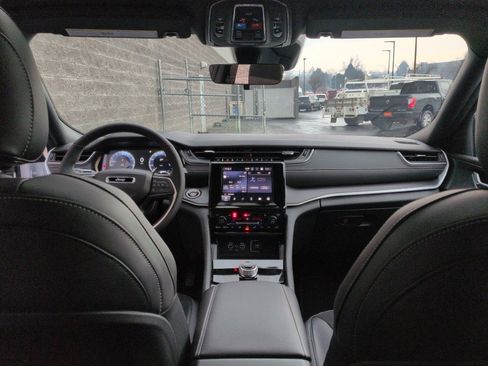 New 2025 Jeep Grand Cherokee Altitude image 19