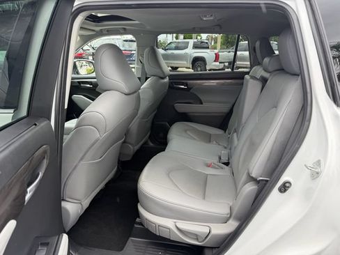 Used 2023 Toyota Highlander Limited FWD image 12