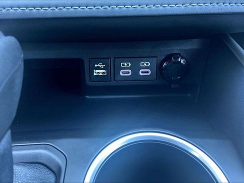 Used 2023 Toyota Highlander L image 32