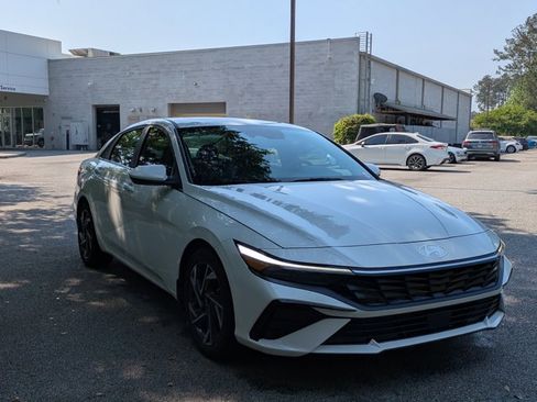 Used 2024 Hyundai Elantra SEL w/ Convenience Package FWD image 3