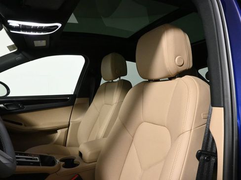 Used 2025 Porsche Macan AWD/4WD image 16
