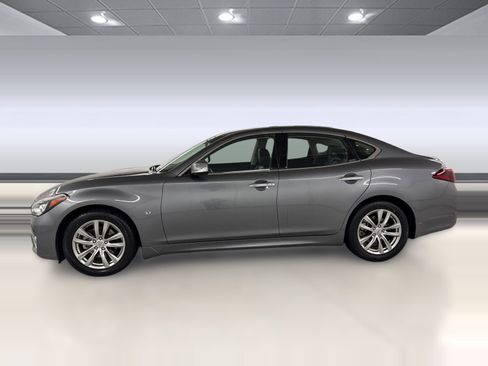 Used 2019 INFINITI Q70 Luxe image 2