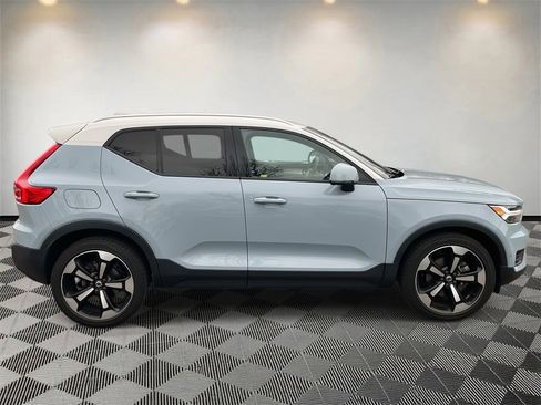 Used 2019 Volvo XC40 T4 Momentum image 2