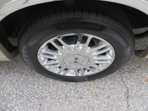 Used 2008 Lincoln Town Car Signature Limited image 20