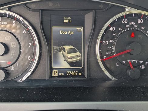 Used 2017 Toyota Camry SE w/ Moonroof Package FWD image 21