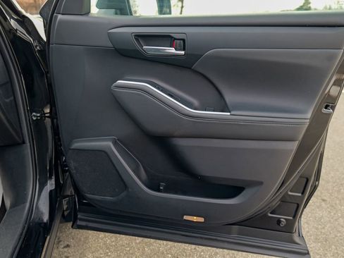 Used 2023 Toyota Highlander XLE image 31