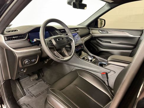 Used 2025 Jeep Grand Cherokee L Limited w/ Black Appearance Package image 11