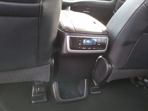 Used 2019 Toyota Highlander Plus AWD/4WD image 13