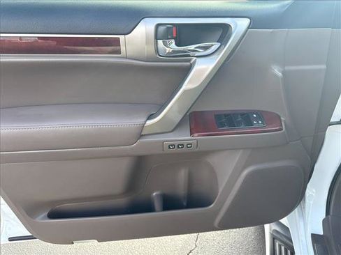 Used 2013 Lexus GX 460 image 9